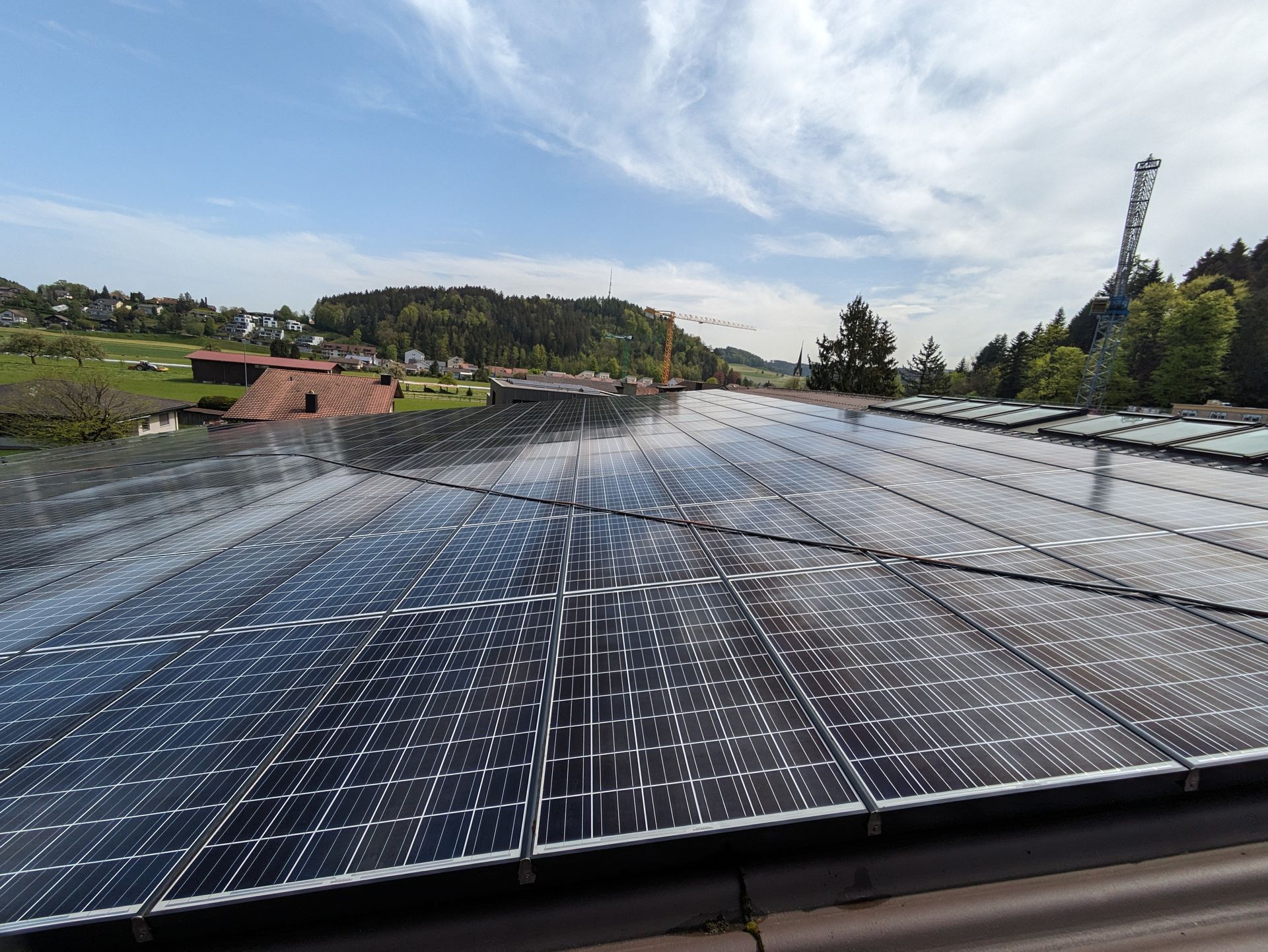 Eine frisch gereinigte Solaranlage auf einem Dach