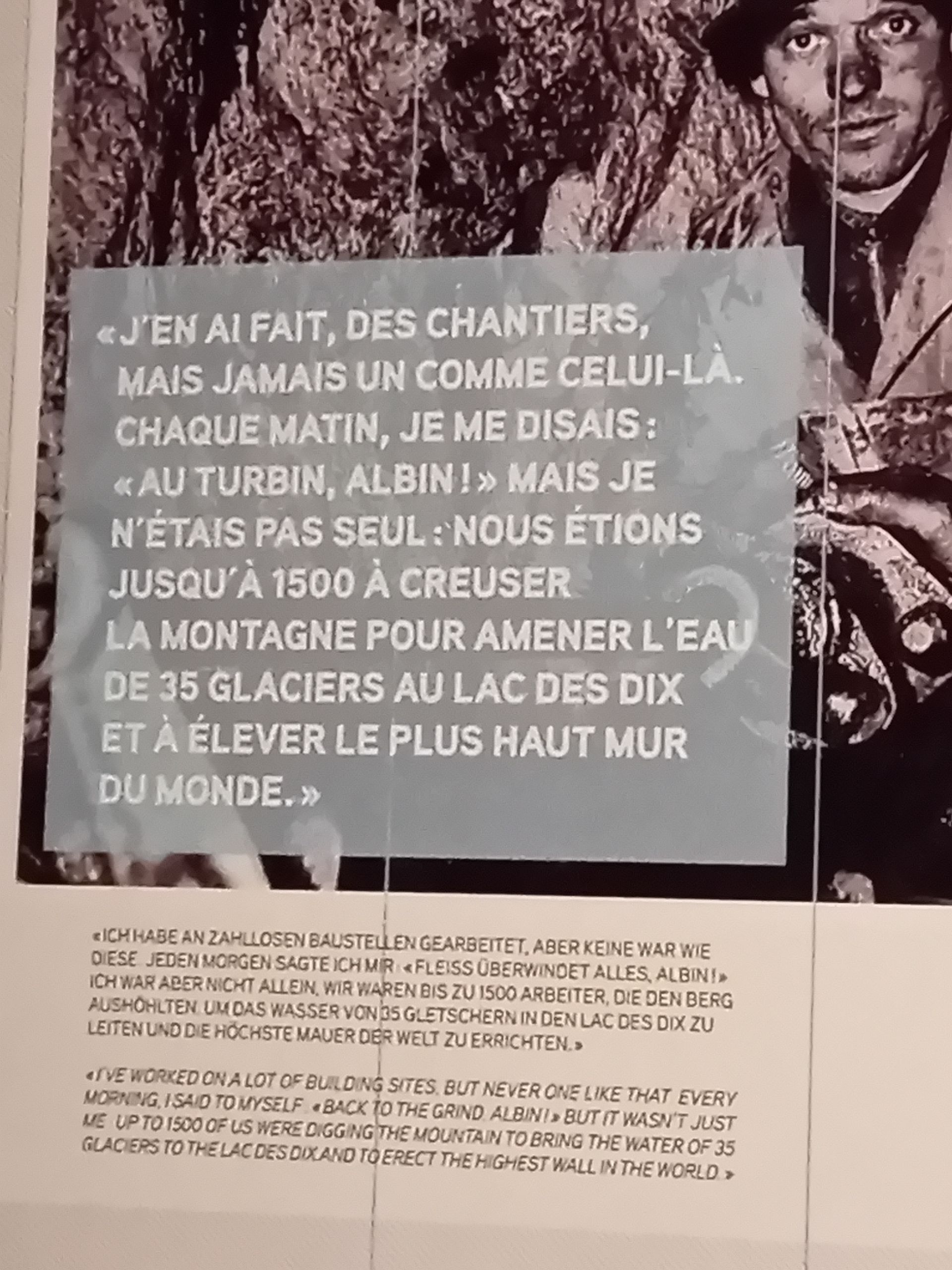 Ein Schwarzweißfoto eines Mannes in Anzug und Krawatte
