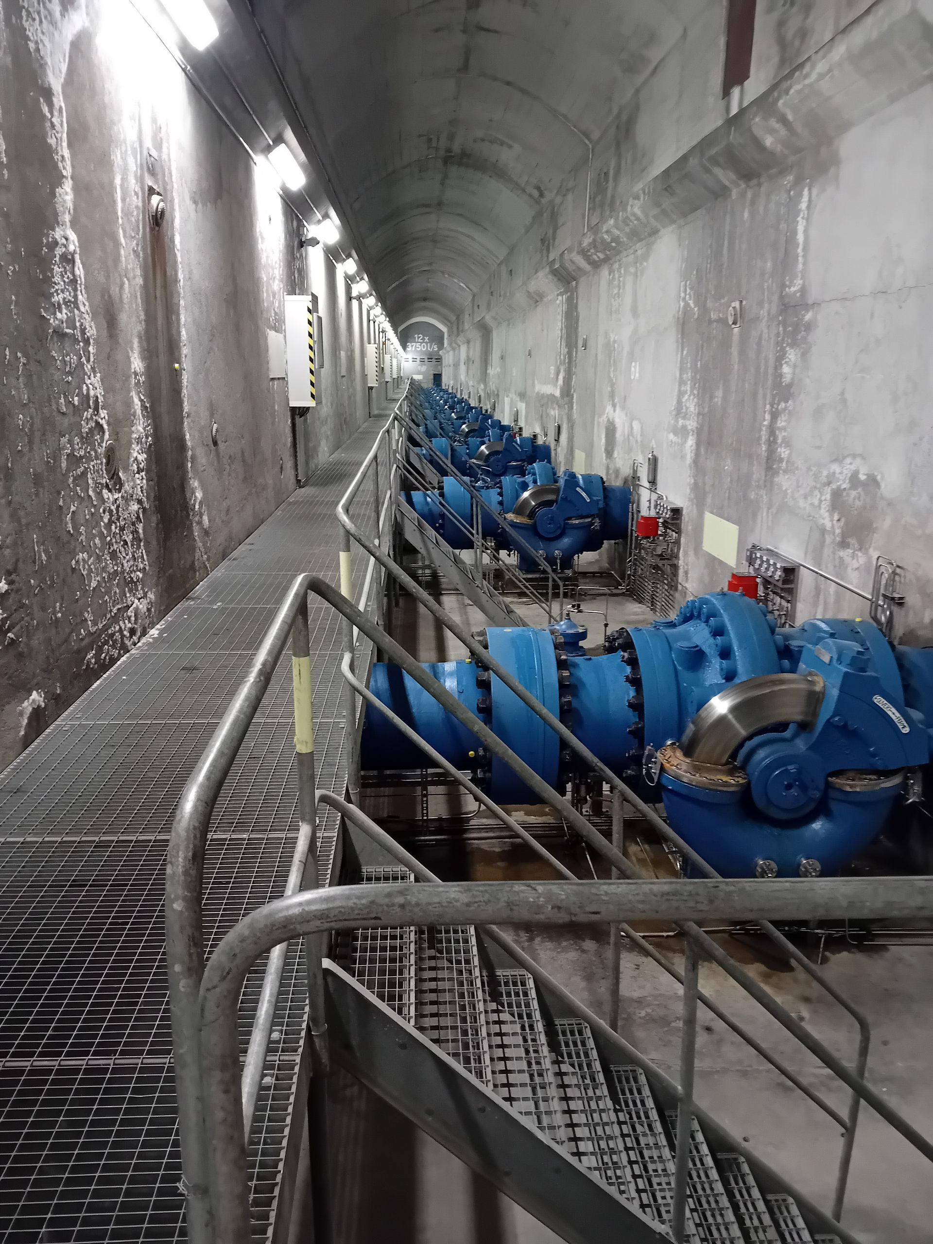 Eine Reihe von blauen Pumpen sind in einem Tunnel aufgereiht