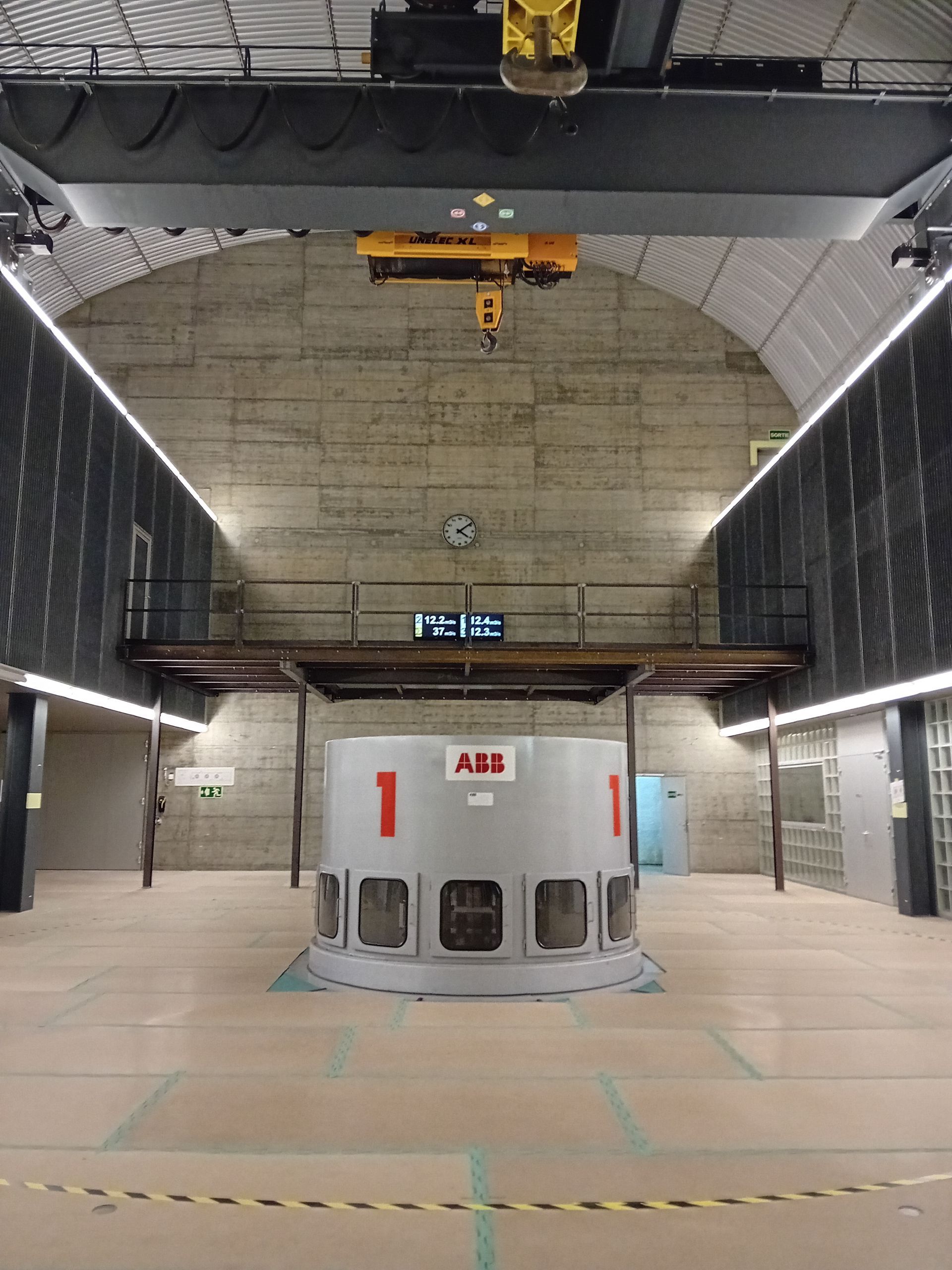 Ein großer Raum mit einer Maschine, auf der ABB steht