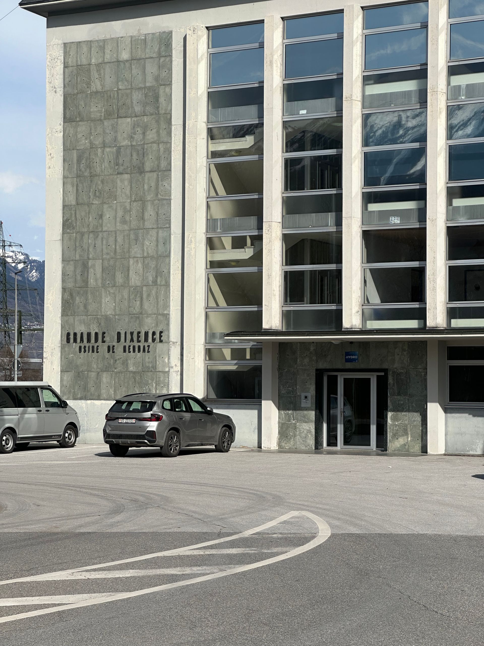 Ein Auto steht vor einem Gebäude mit der Aufschrift „Banque de France“