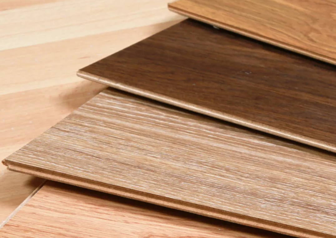 Trois morceaux de bois sont empilés les uns sur les autres sur une table en bois.