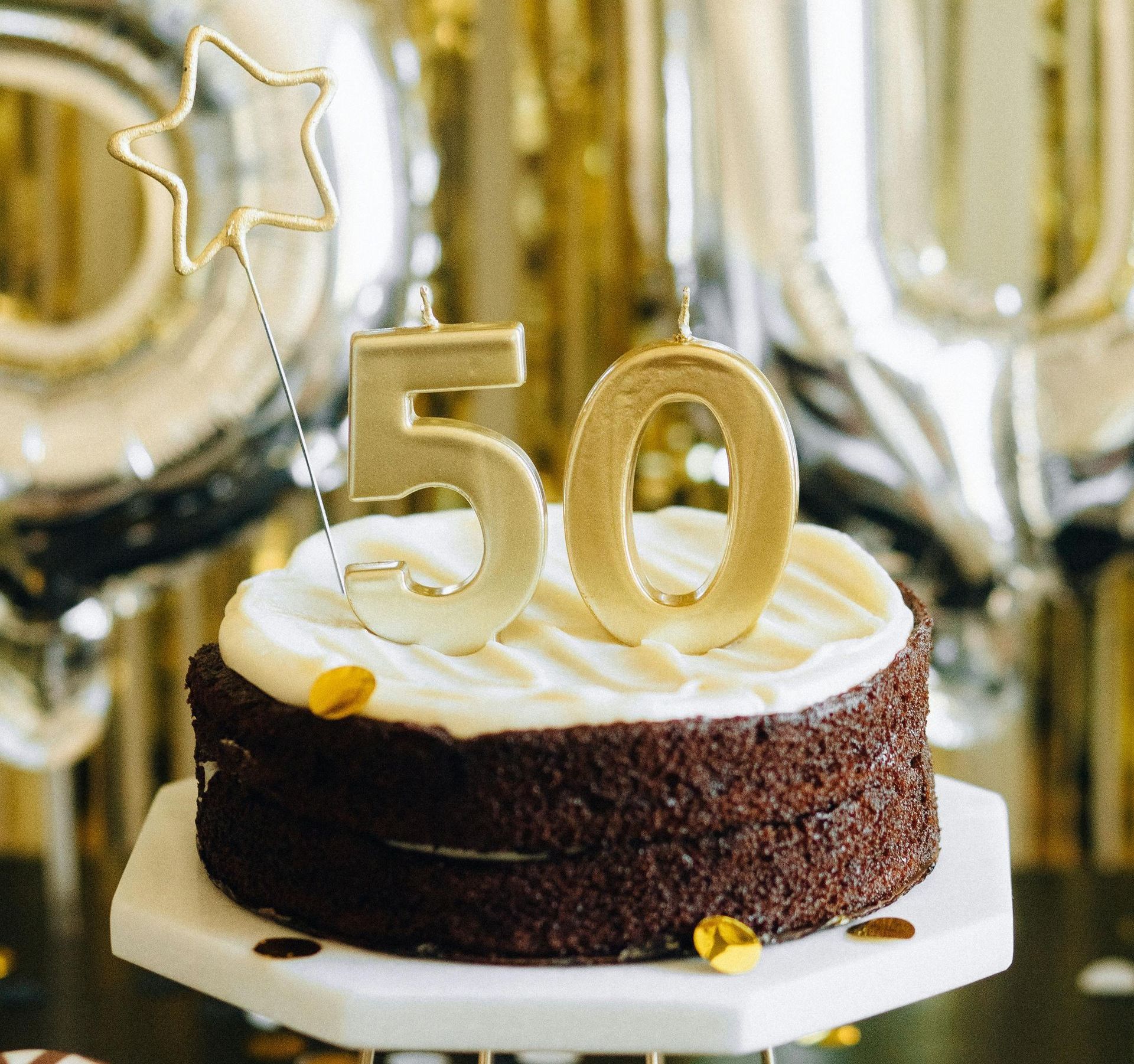 Un gâteau au chocolat avec le numéro 50 dessus