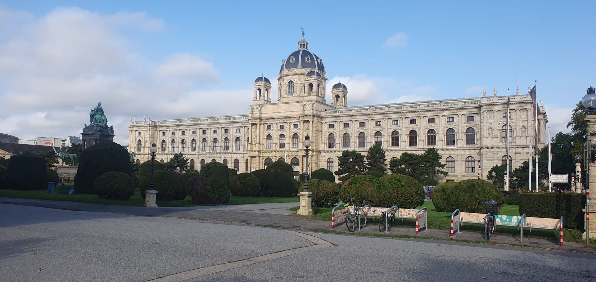Grand palais historique blanc avec dôme orné et jardins sous un ciel clair