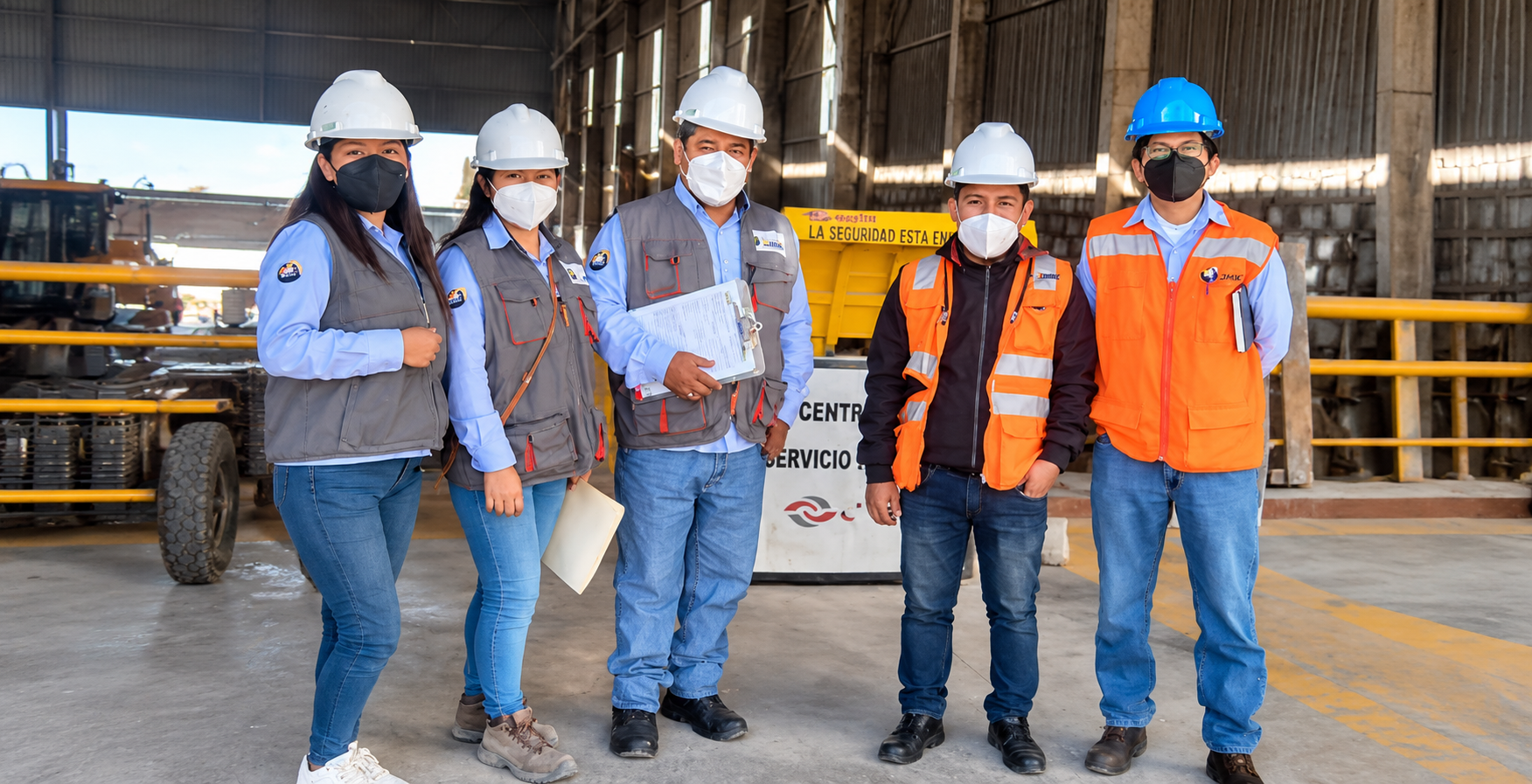 Trabajador de construcción con casco de seguridad operando maquinaria pesada en sitio minero