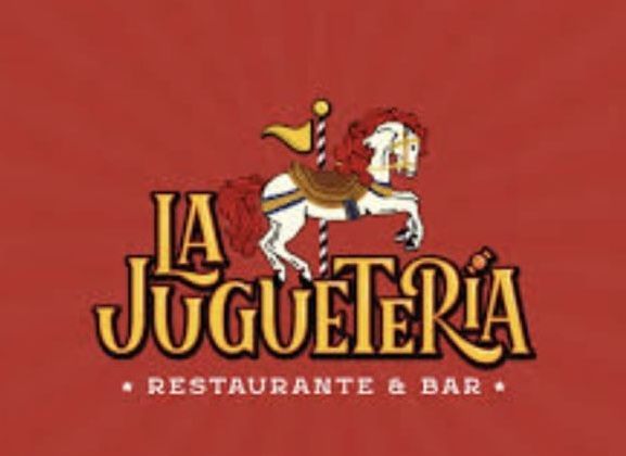 Logotipo para el restaurante y bar La Juguetería: un caballo de carrusel sobre texto sobre un fondo rojo.