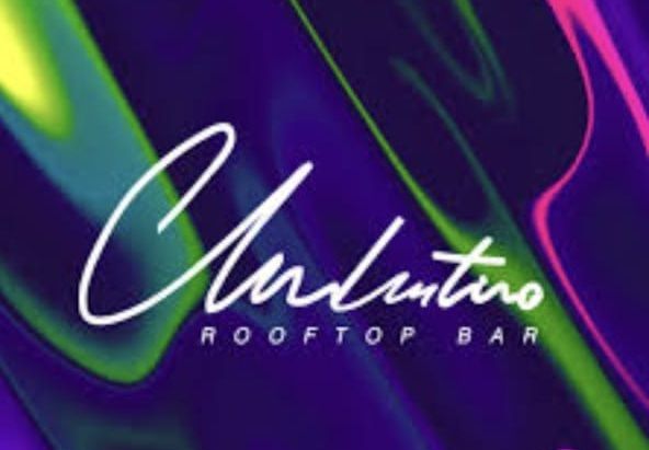 "El logotipo de Valentino Rooftop Bar con letras blancas sobre un fondo colorido y ondulado".