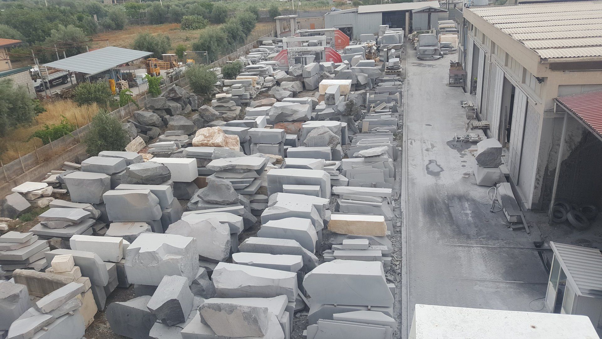 Blocchi di pietra immagazzinati all'esterno, vicino a un edificio.