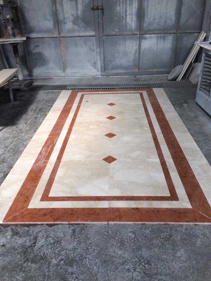Pavimento in marmo con bordo beige e rosso in un laboratorio.