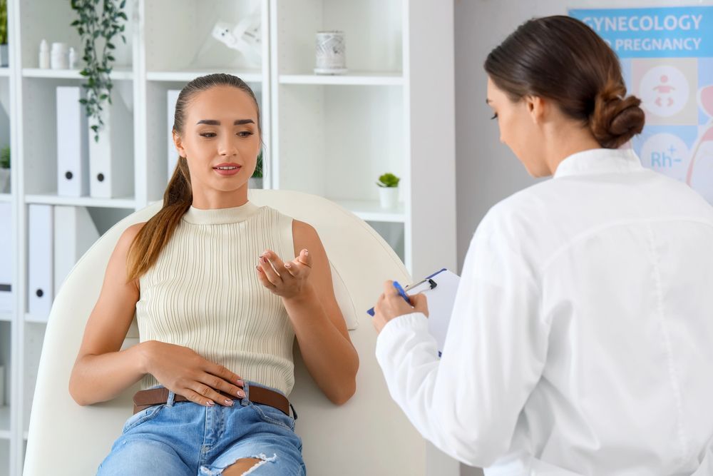 Paciente hablando con el médico durante una consulta en una luminosa clínica.