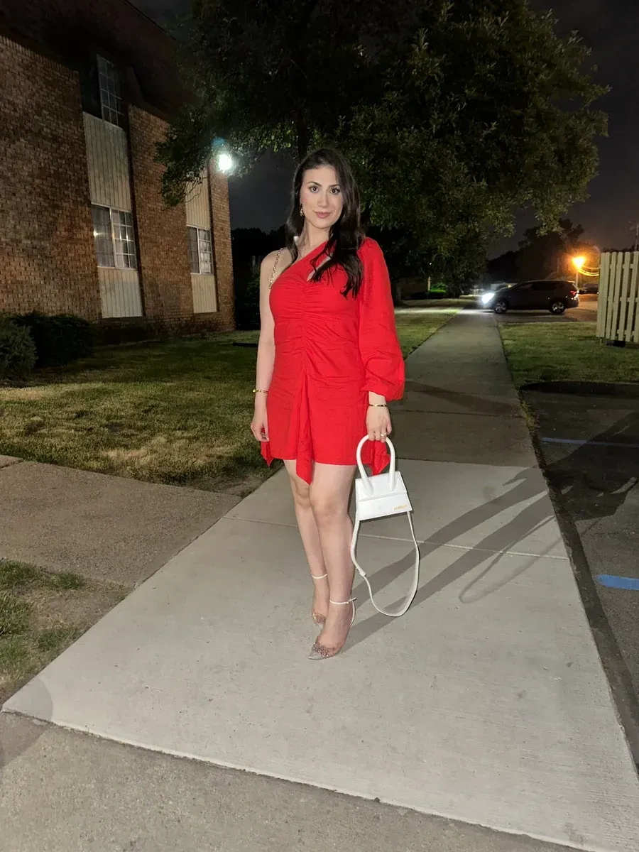 Original photo showing the red outfit.