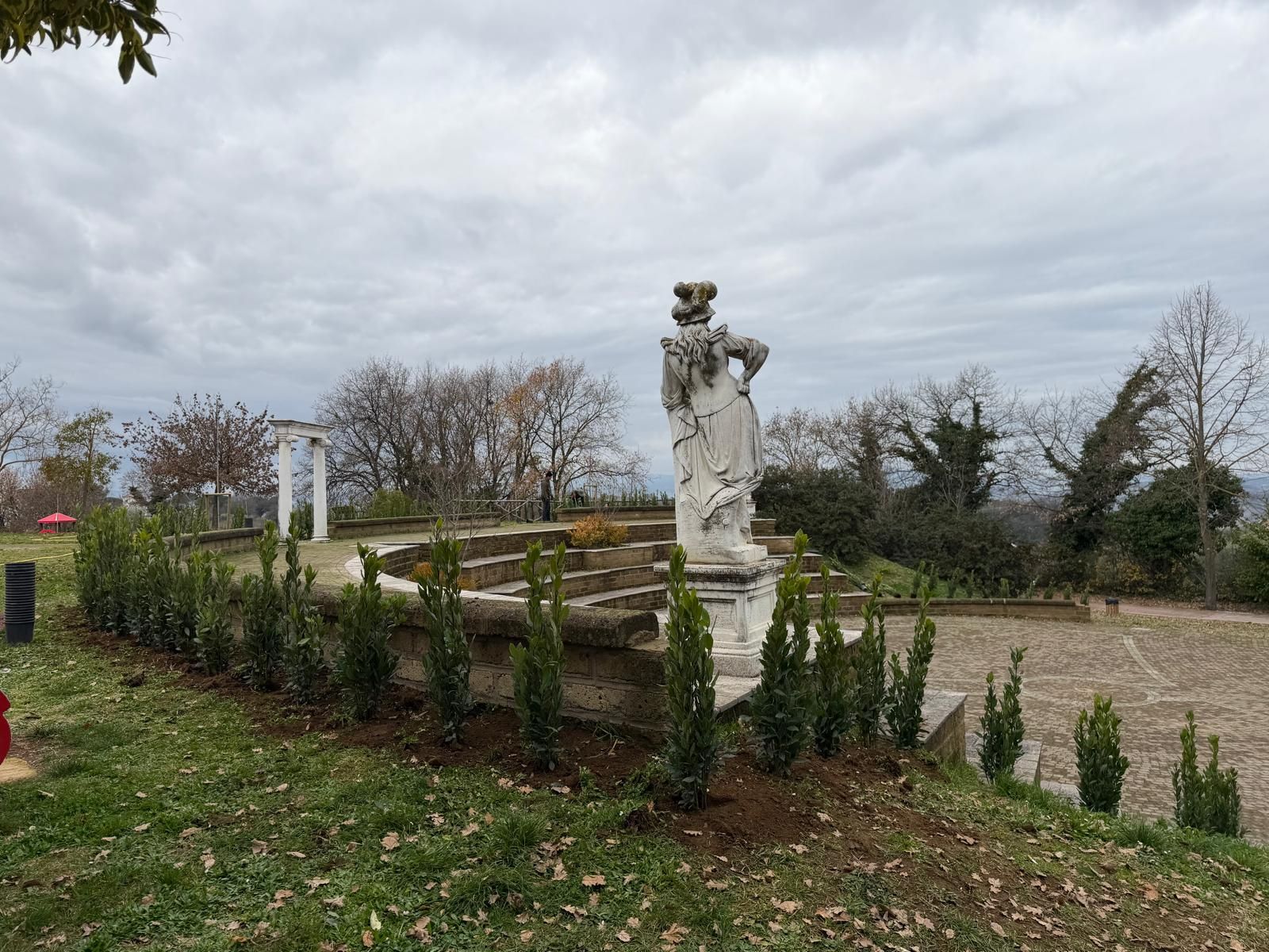 Impianto di irrigazione automatico in un giardino residenziale con prato verde e irrigatori in funzione.