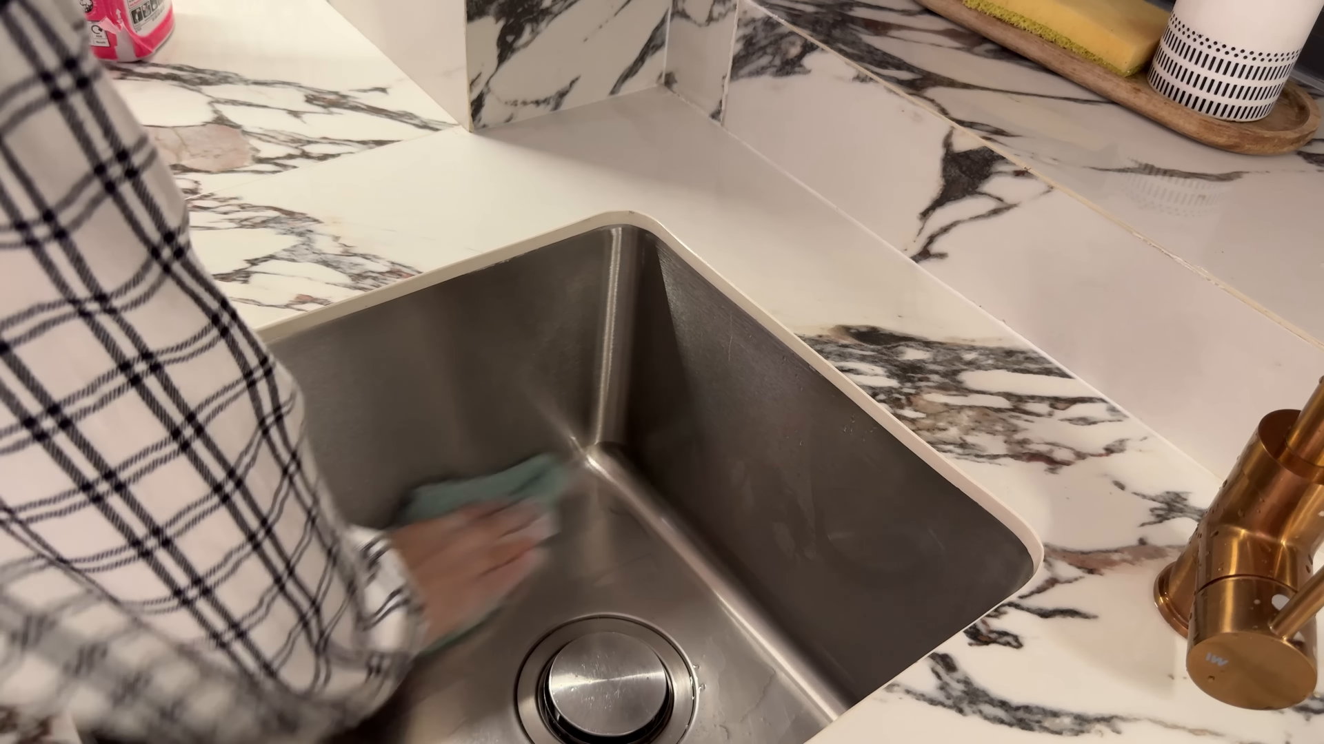 Move-in cleaning of an empty Brooklyn apartment before handover