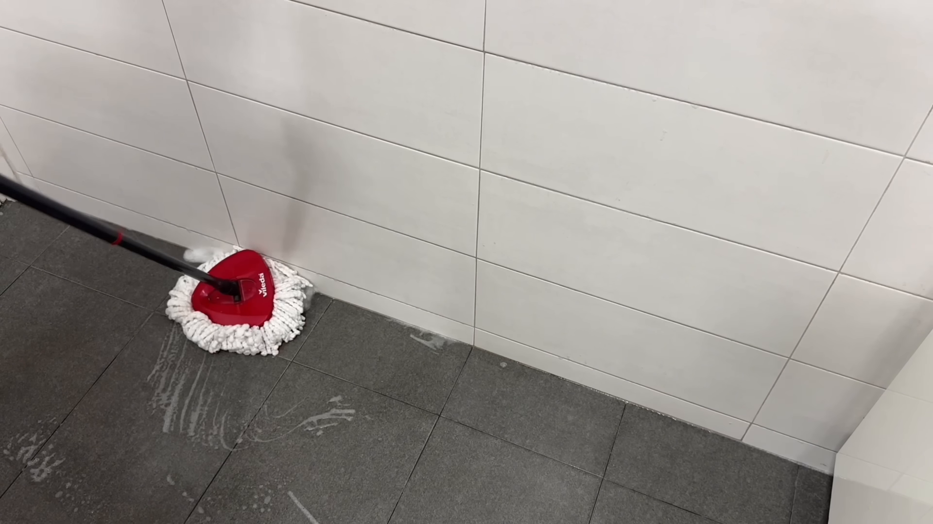 Deep cleaning an Astoria Queens bathroom