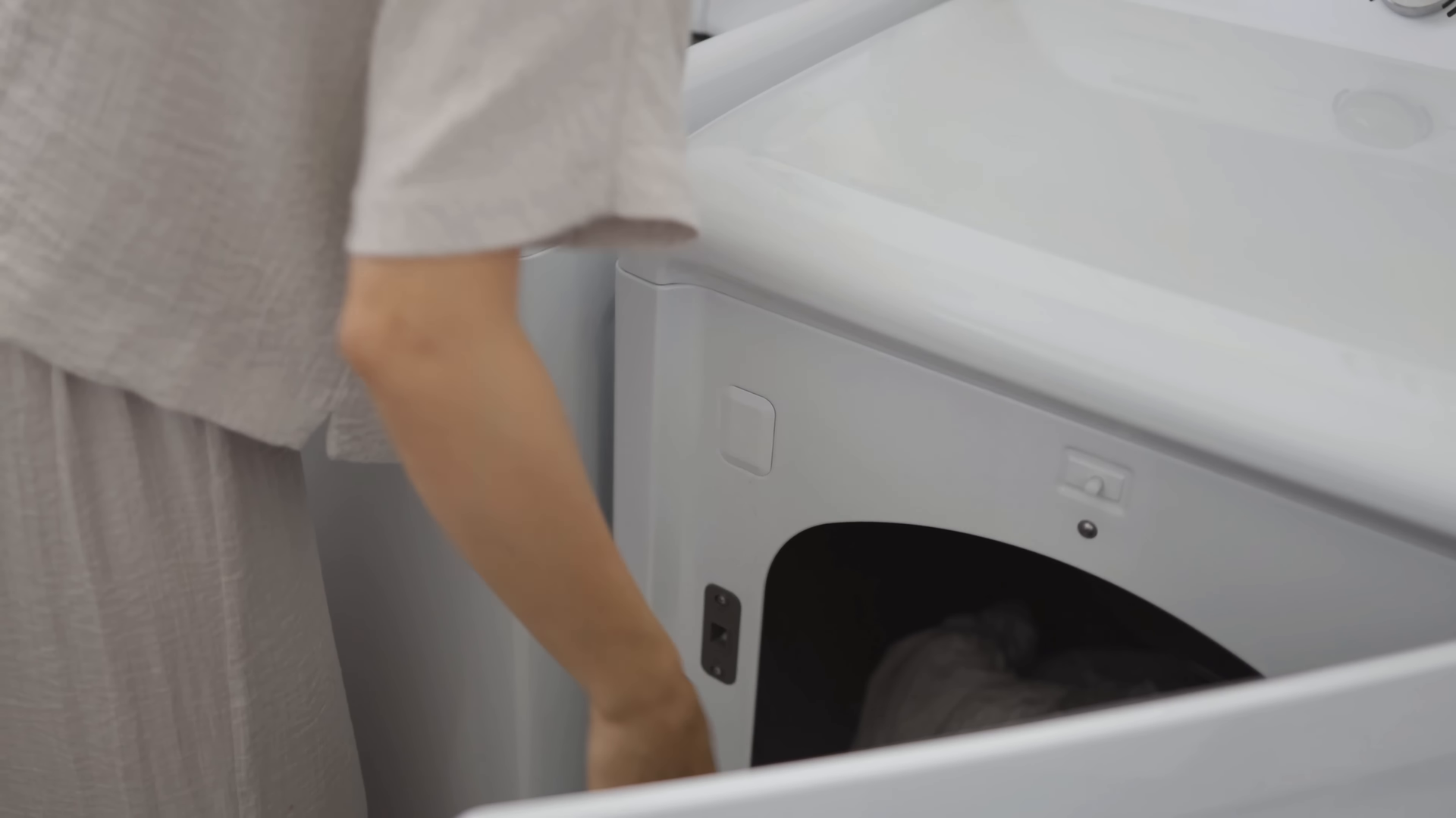Apartment cleaning service in a bright Battery Park City home