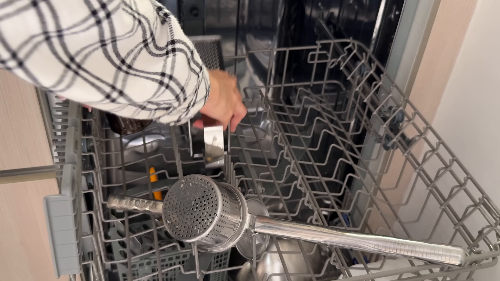 Deep cleaning a kitchen in a Brooklyn Heights Brooklyn apartment