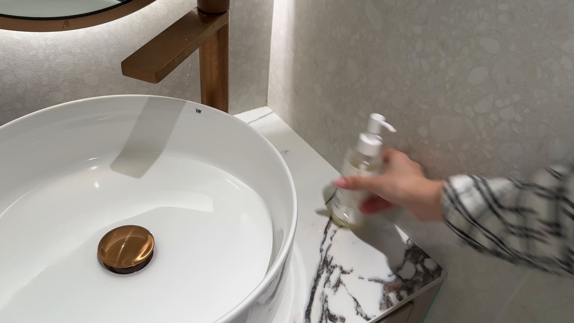 Apartment cleaning service in a bright Financial District Manhattan home