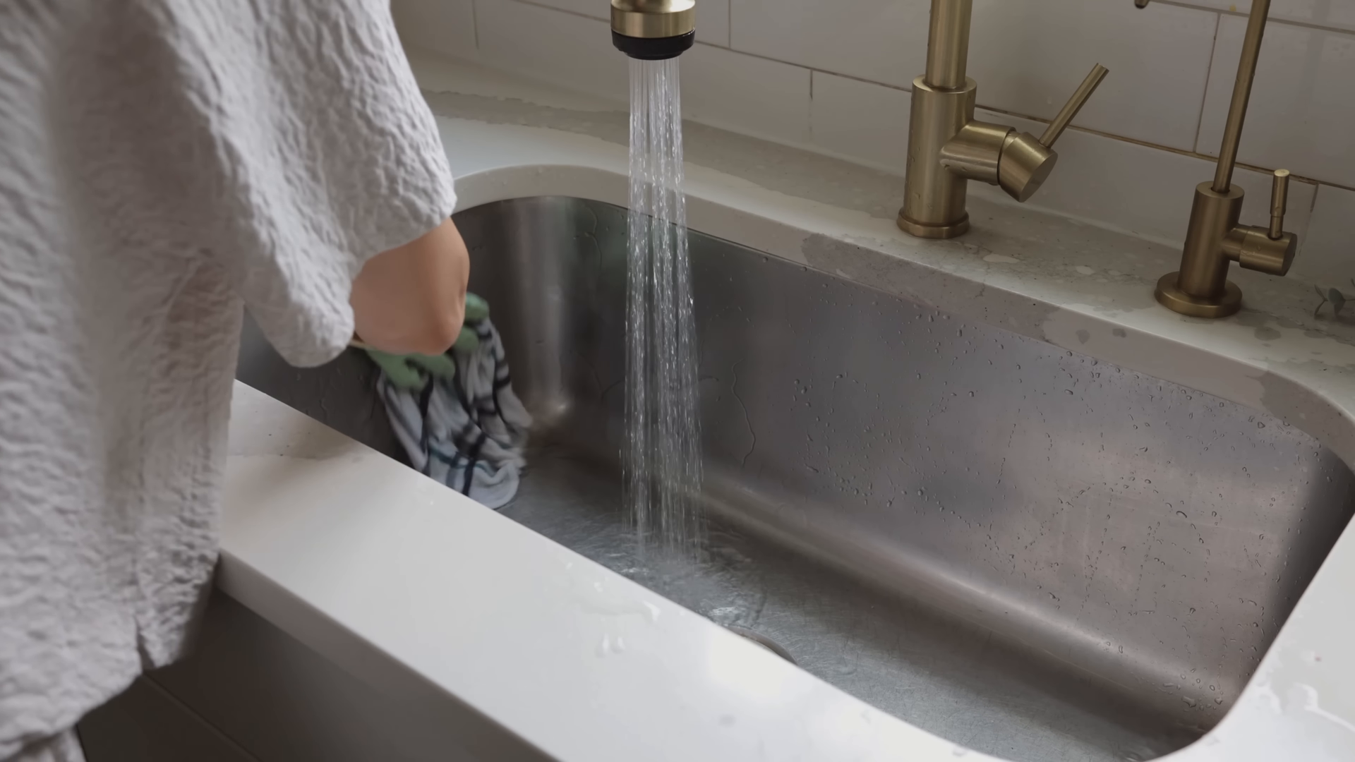 House cleaning a Midtown Manhattan apartment kitchen