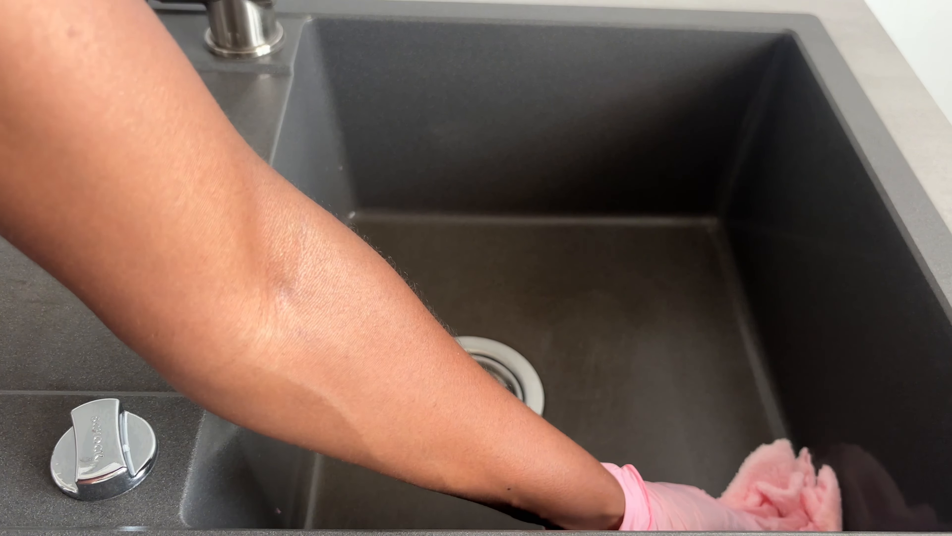 Cleaning service in a Queens apartment