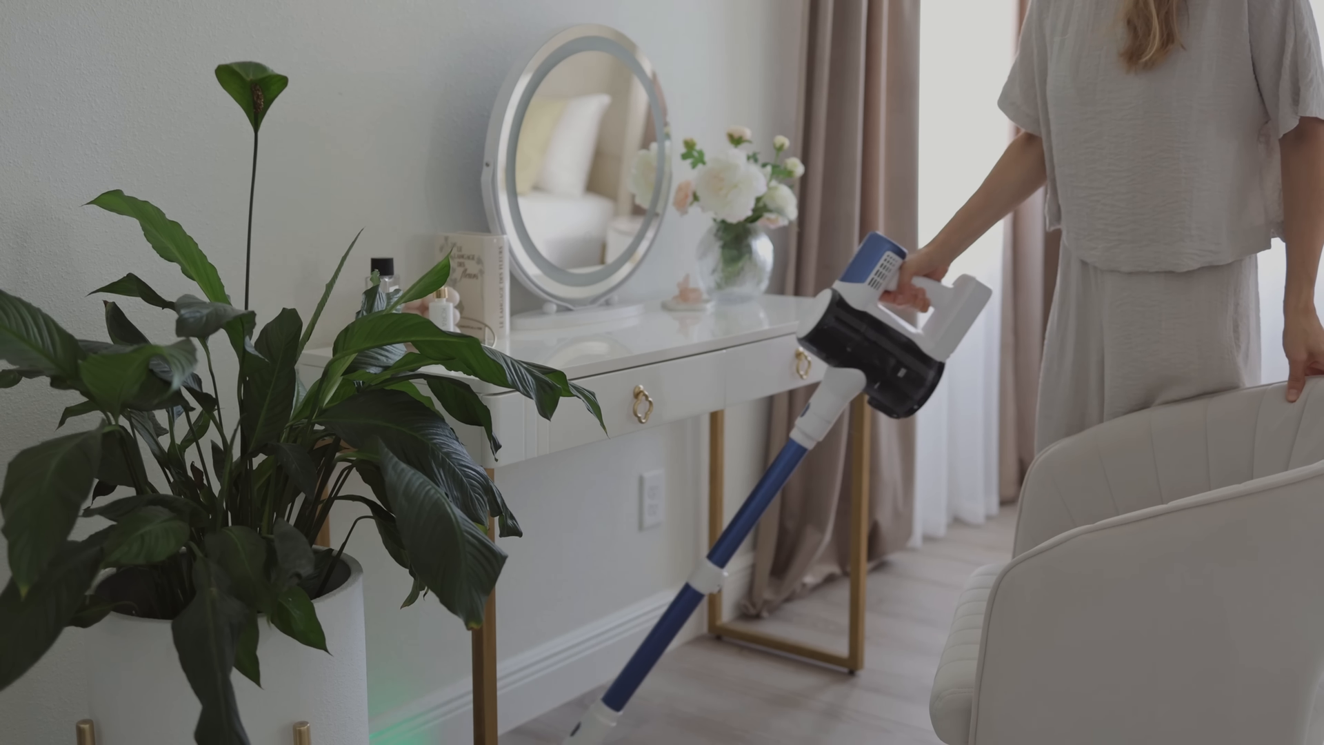Apartment cleaning service working in a Stuyvesant Town Manhattan kitchen