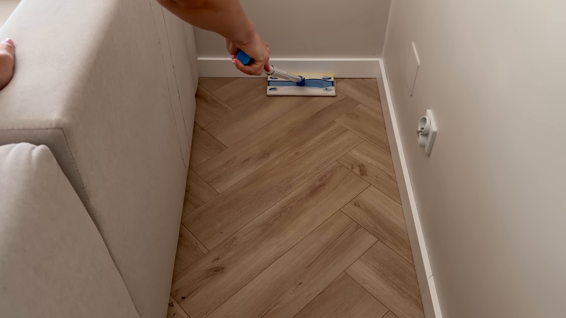 Apartment cleaning service in a compact Upper East Side living room