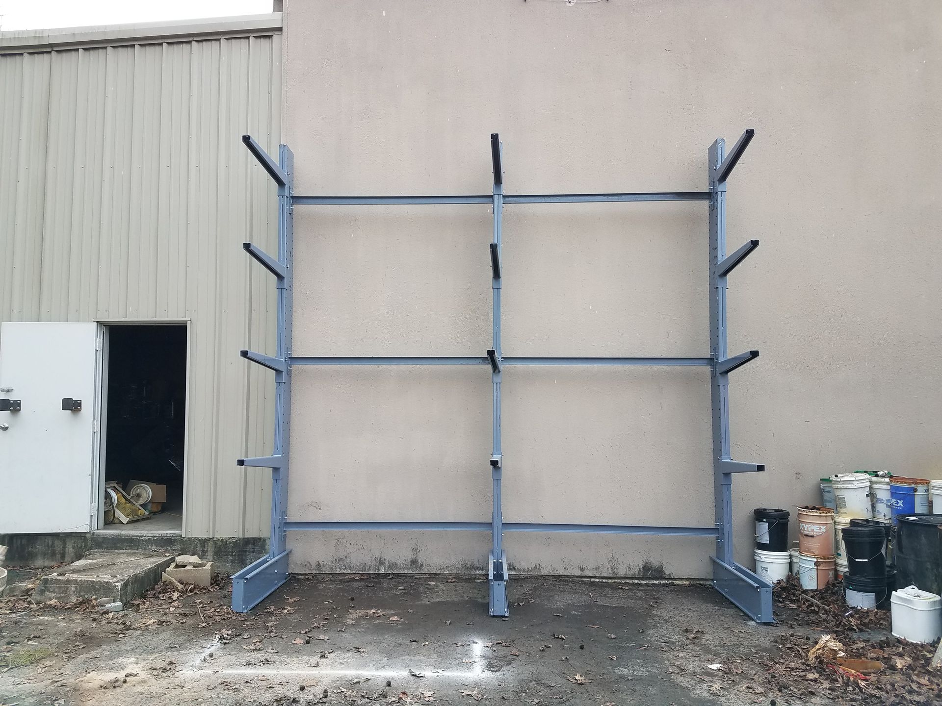 Heavy-duty cantilever rack system for industrial storage