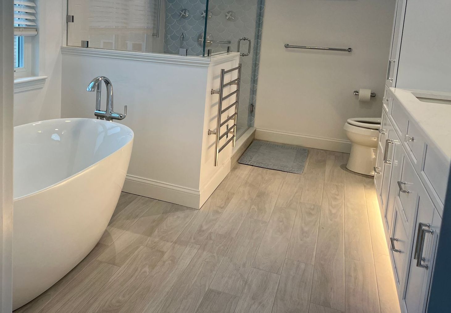 A bathroom with a tub , toilet and shower.