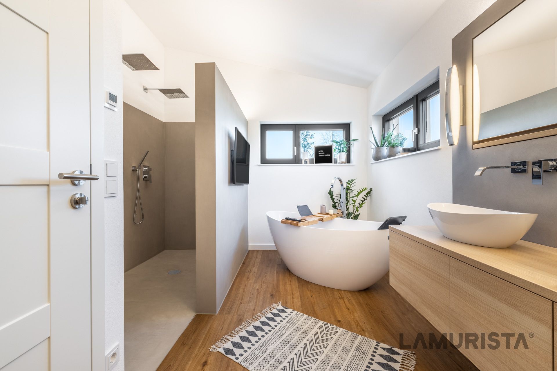 Modernes Badezimmer mit freistehender Badewanne, Waschtisch aus Holz, ebenerdiger Dusche und großen Fenstern in hellem Weiß.