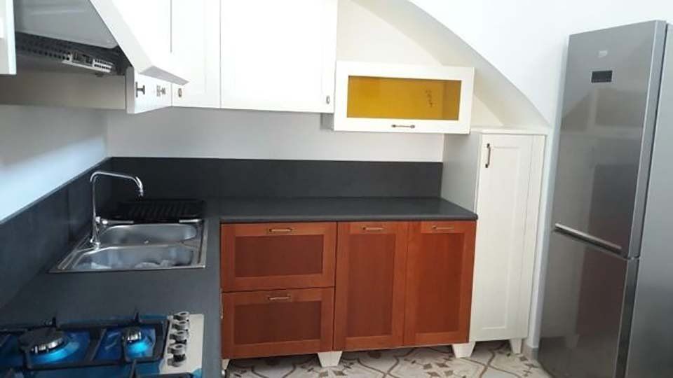 cucina completa con arredi in legno