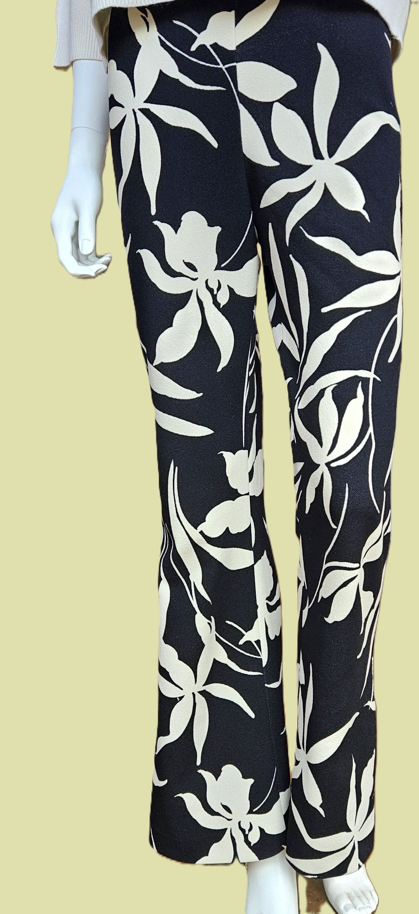 Een mannequin draagt een zwart-witte bloemenbroek.