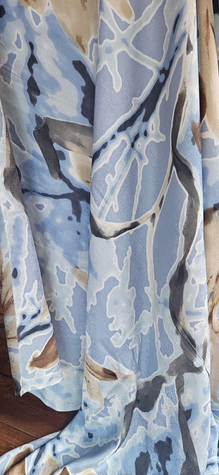 Blauwe en grijze stof met een vloeiend abstract patroon