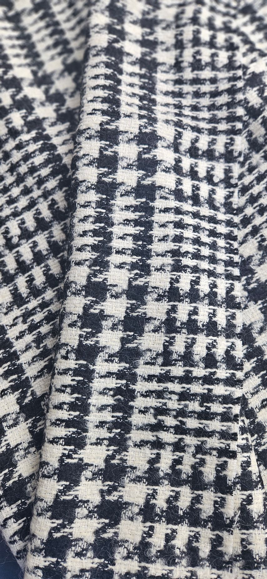 Close-up van zwart-wit pied-de-poule met een verticale naad in het midden