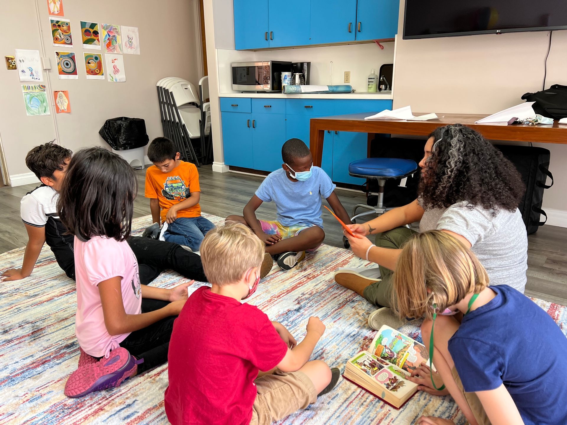 Children learning at Sunday School | Niños aprendiendo en la escuela dominical