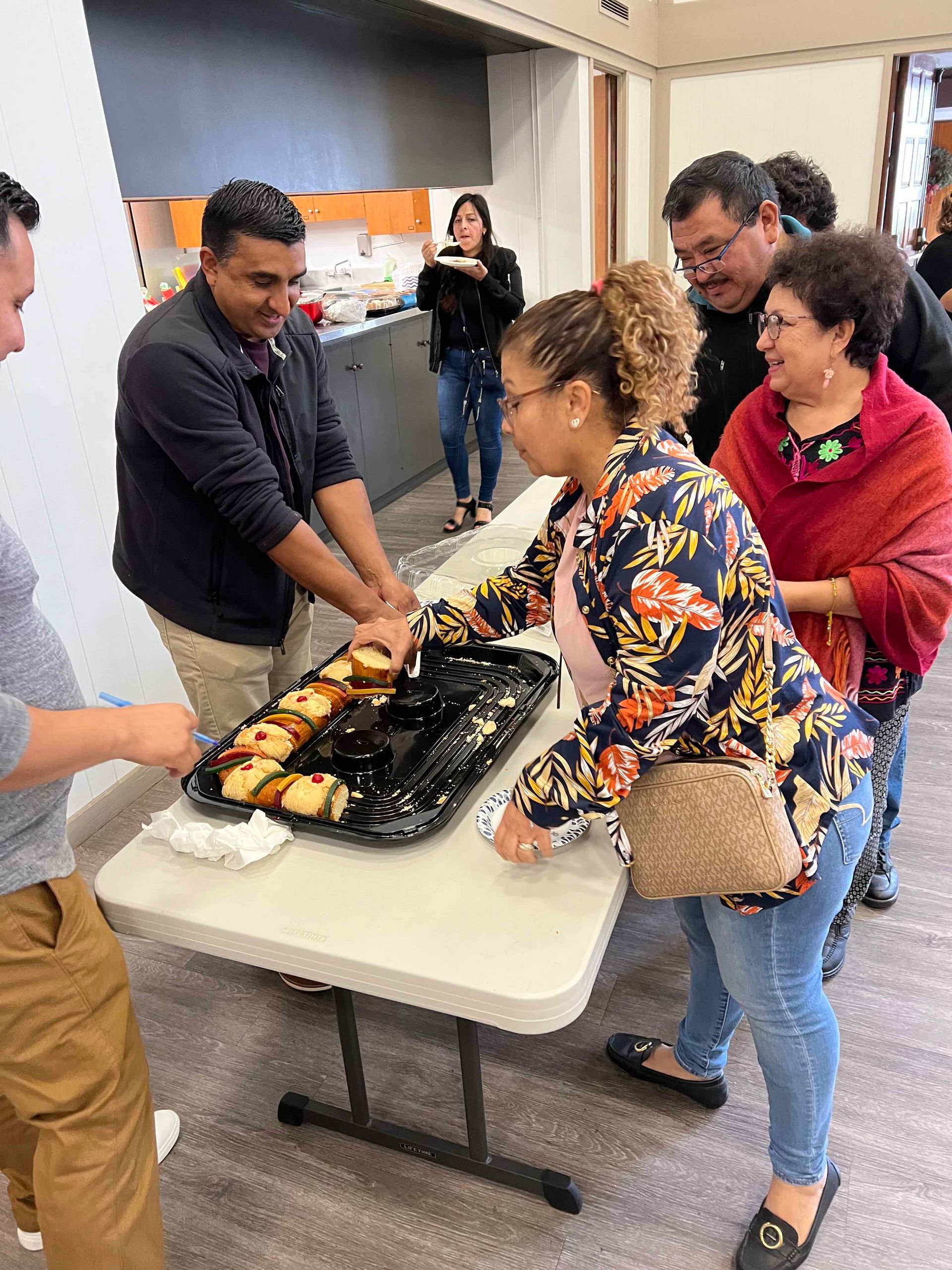 Congregants of the Spanish service enjoying coffee hour after service | Personas del servicio en Español compartiendo una comida luego del servicio