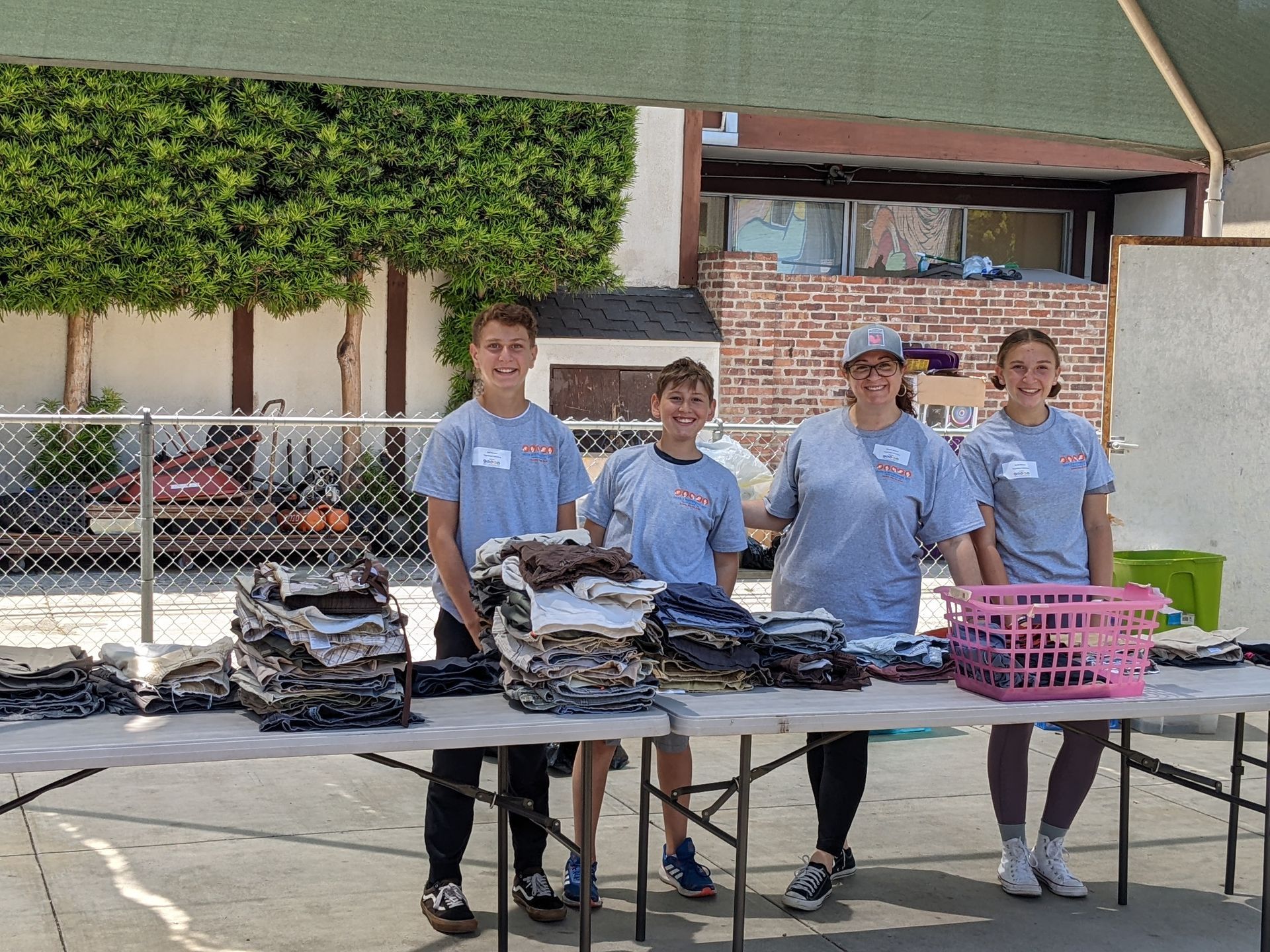 Saturday Homeless Shower Volunteers | Voluntarios del program de duchas entregando ropa