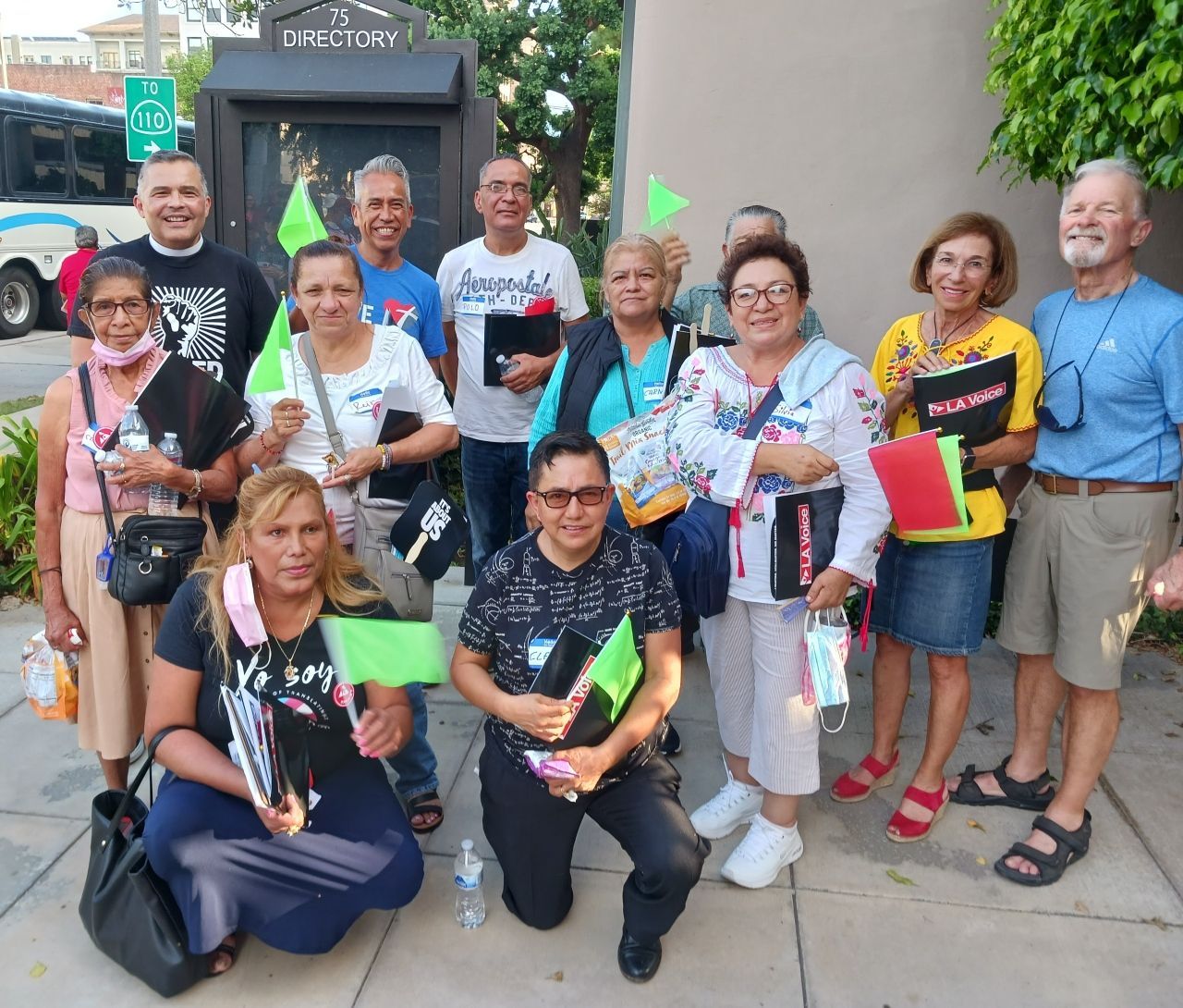 St. Luke’s members attending community organizing meeting | Miembros de San Lucas atendiendo a una reunión de organización comunitaria