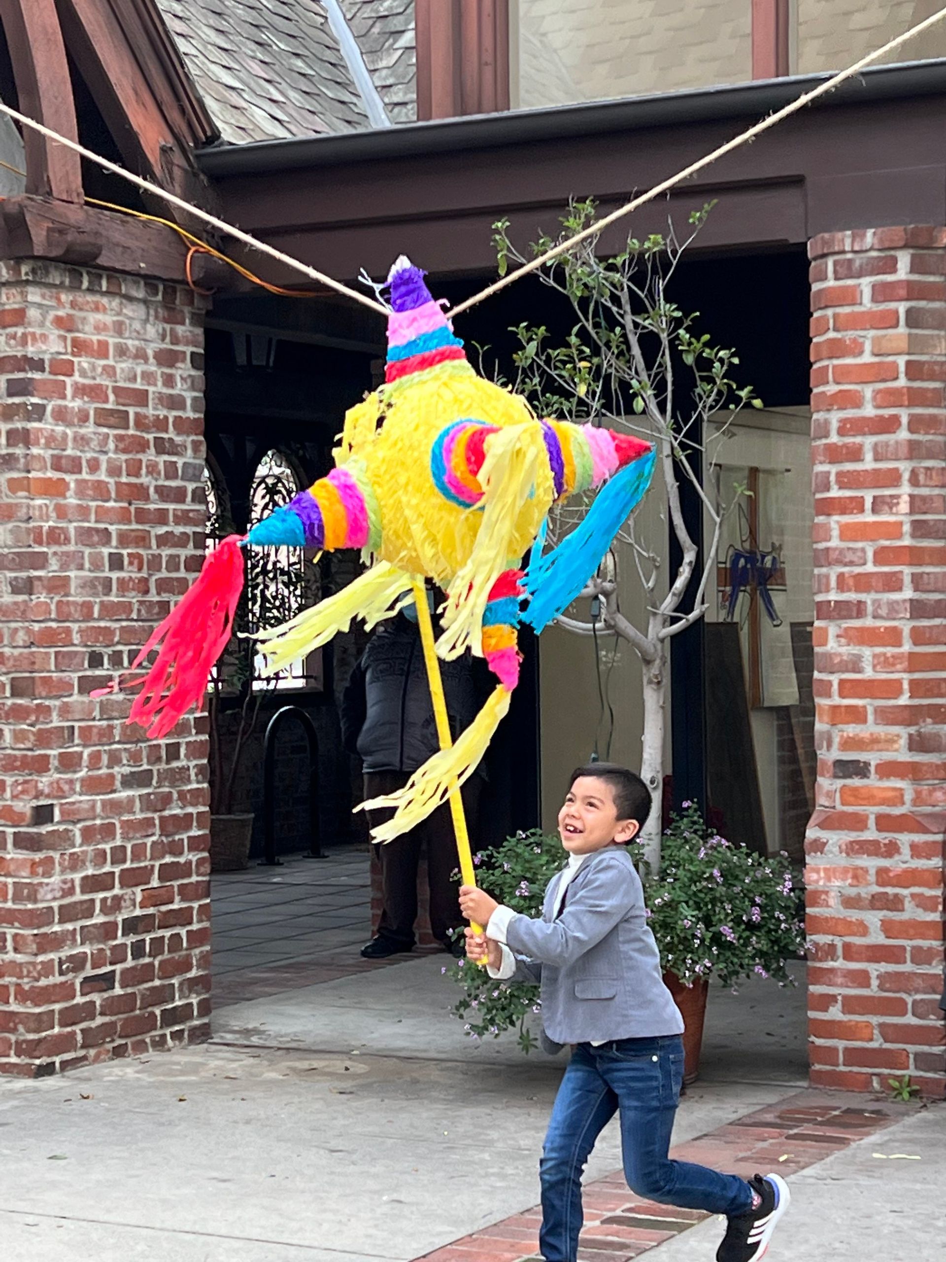 Child hitting a Pinata | Niño golpeando una piñata