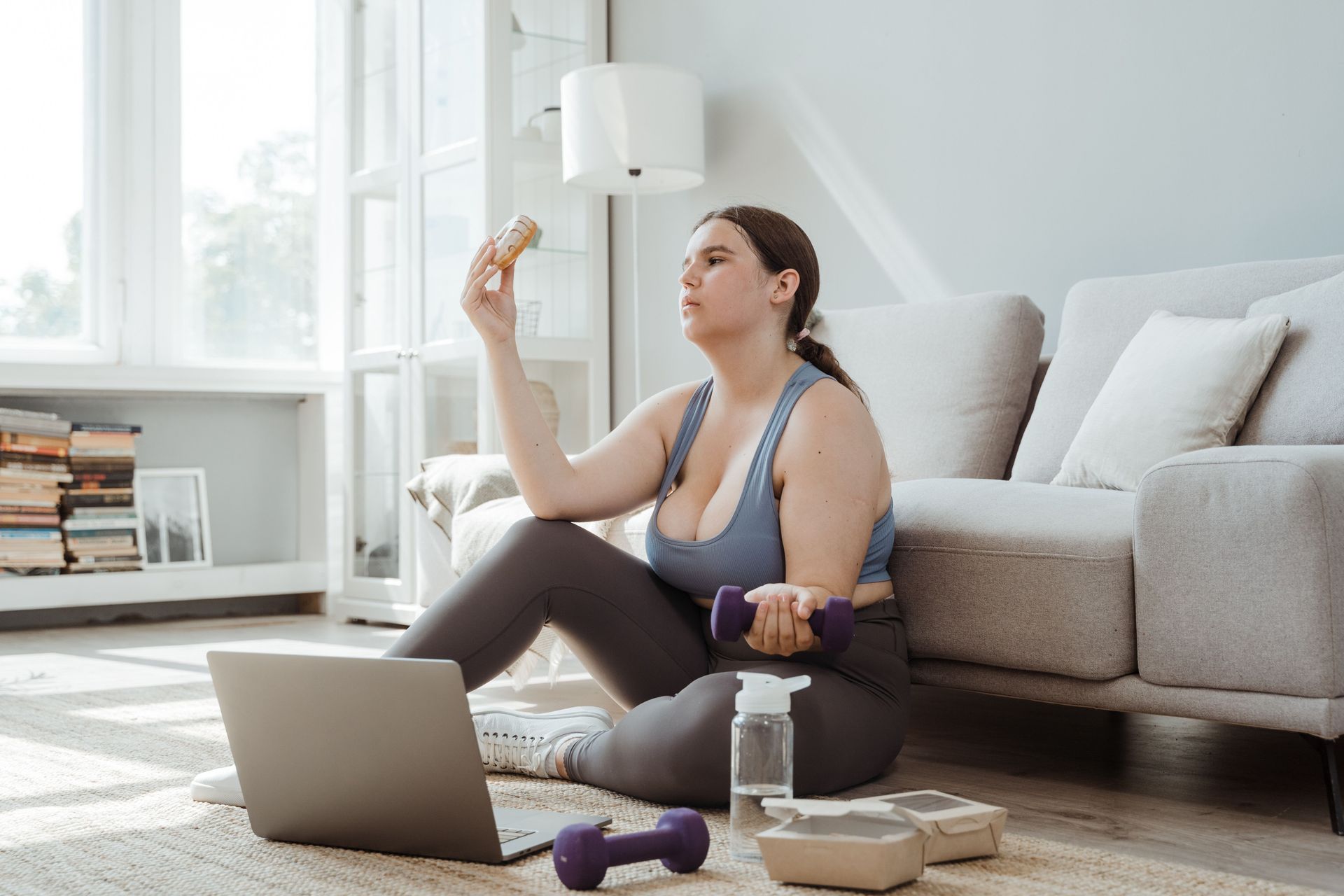 Fazer dieta e exercícios ainda é o melhor caminho para emagrecer sem uso das canetas emagrecedoras.