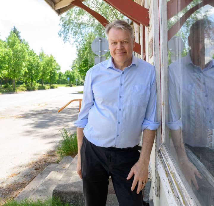 Timo Kaunisto kuvajaa Sami Kilpiö Loimaalla ikkunan vieressä