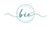 Logo “bio” color verde acqua in un cerchio con linee ondulate che si estendono da entrambi i lati.