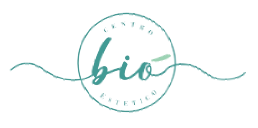 Logo “bio” color verde acqua in un cerchio con linee ondulate che si estendono da entrambi i lati.