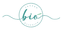 Logo “bio” color verde acqua in un cerchio con linee ondulate che si estendono da entrambi i lati.