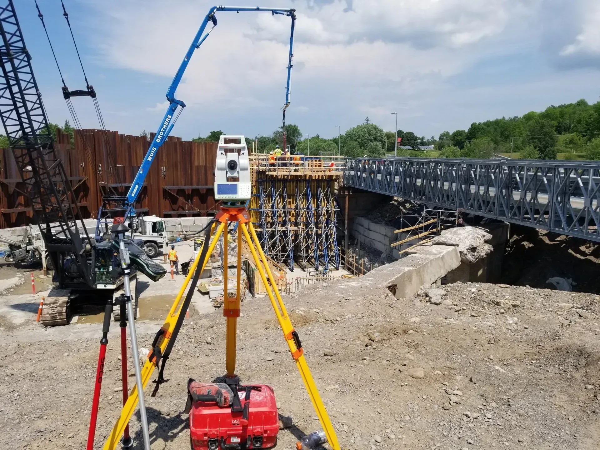 Matériel topographique sur un chantier de construction à proximité d'un pont en réparation