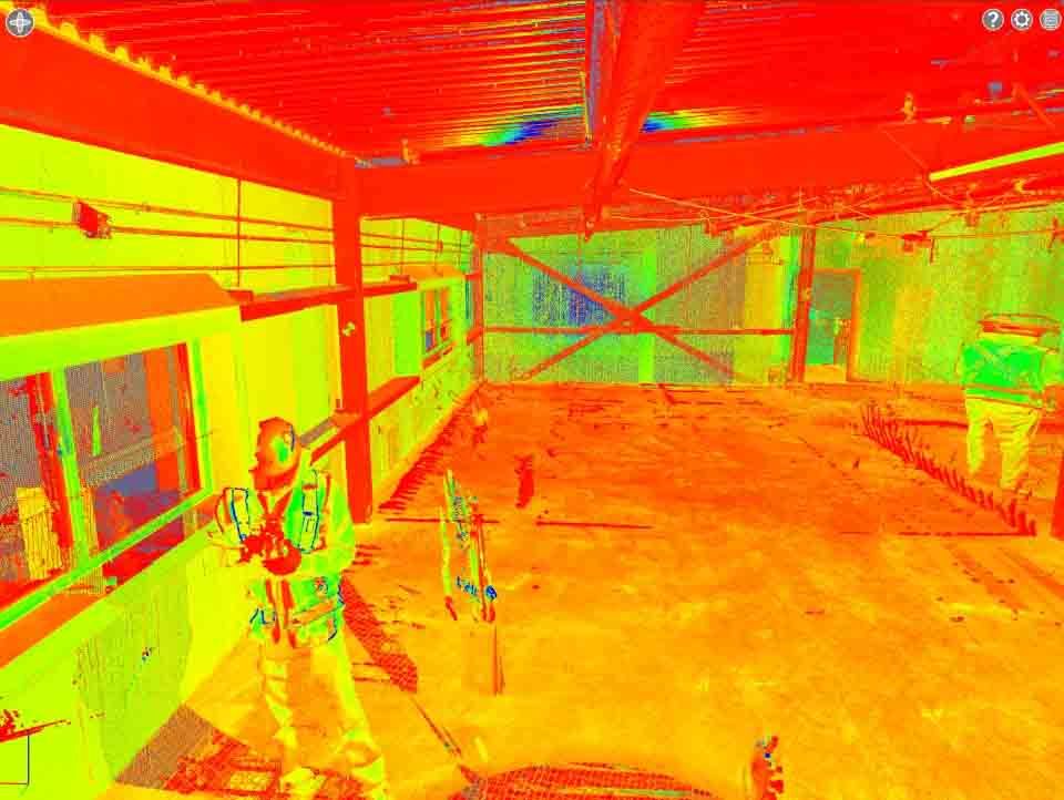 Image thermique d'une structure agricole avec personnes et équipements visibles en intérieur.