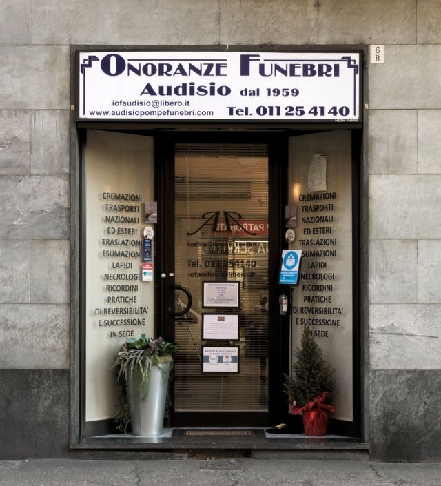 ingresso di un'agenzia funebre
