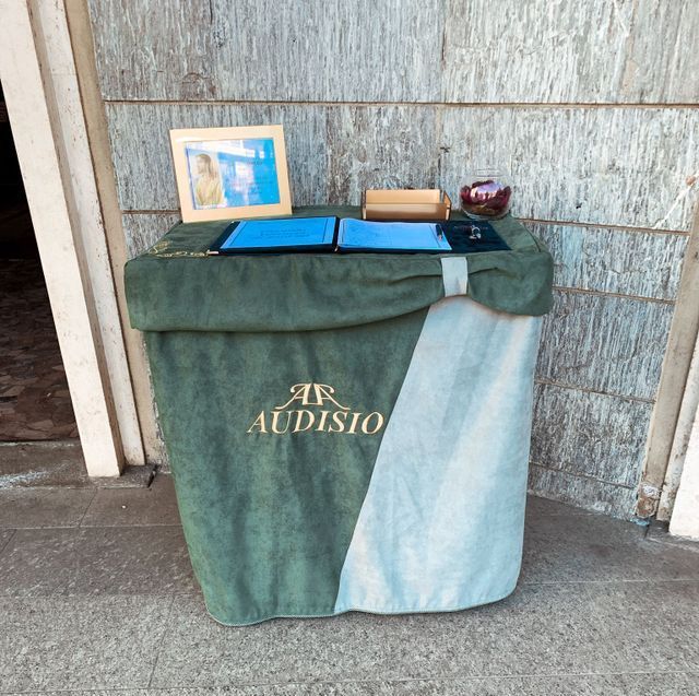 libro delle firme fuori da chiesa
