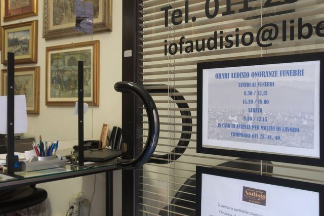 ufficio di agenzia funebre con porta aperta