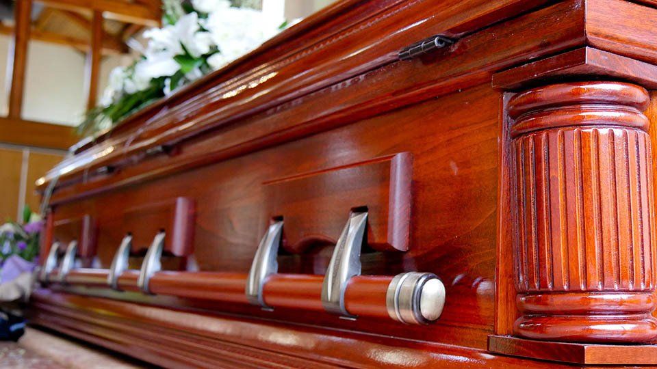 cofano funebre su catafalco in legno