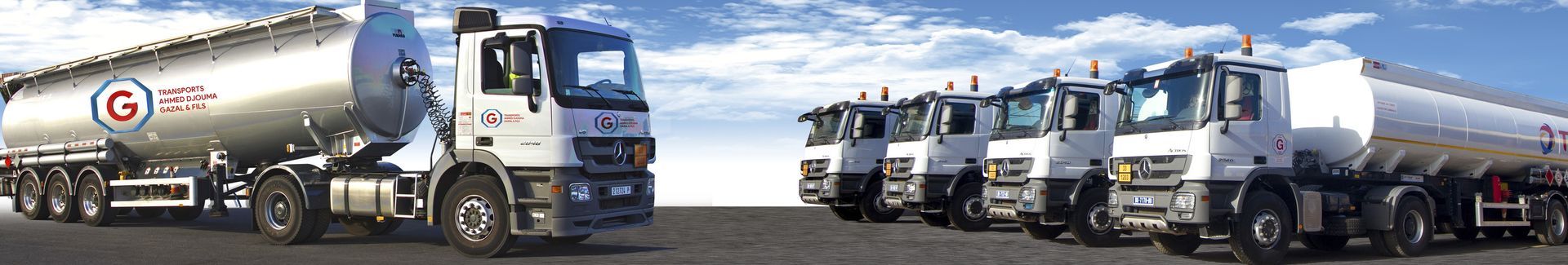 Une rangée de camions-citernes sont garés les uns à côté des autres