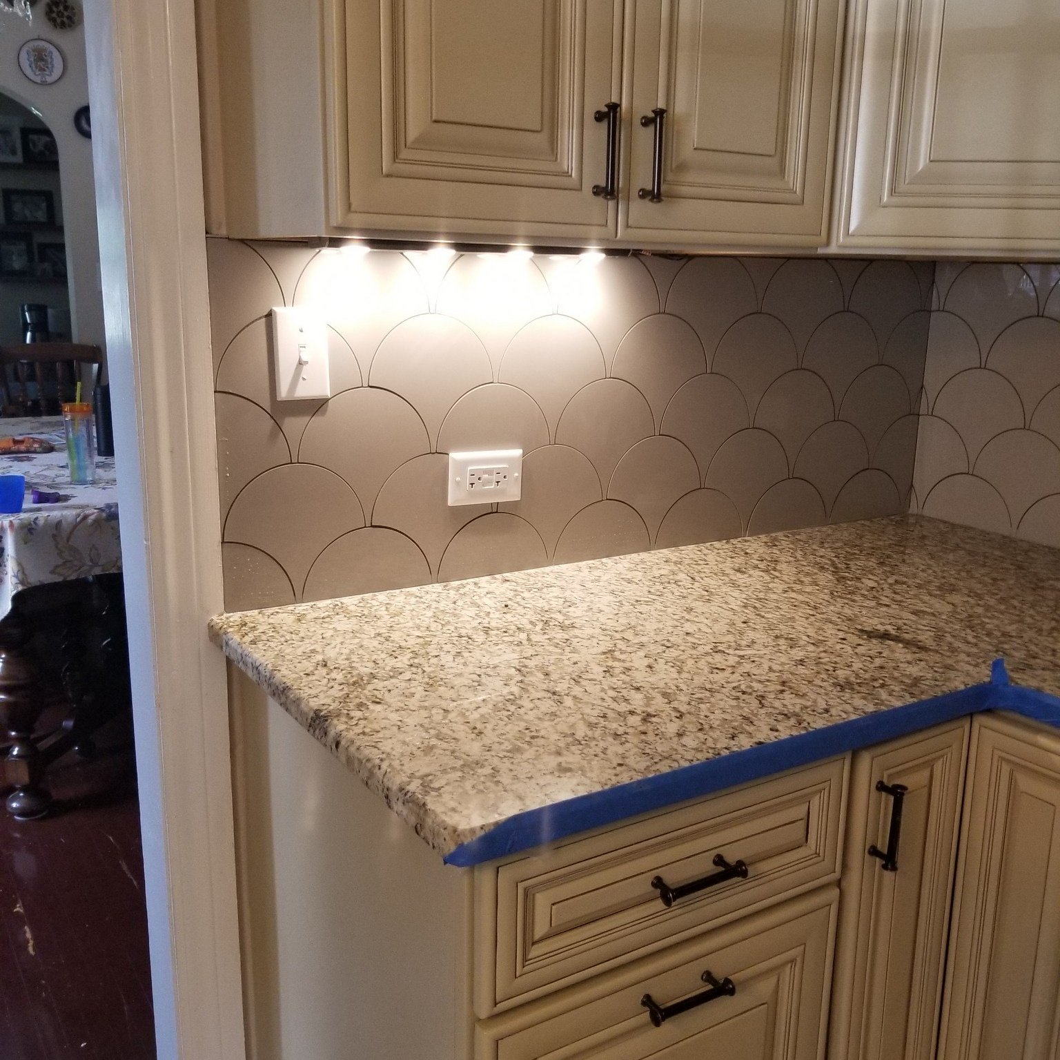 Patterned tile backsplash